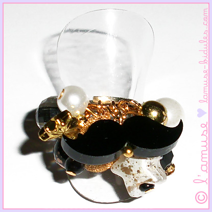 La Moustache cluster ring