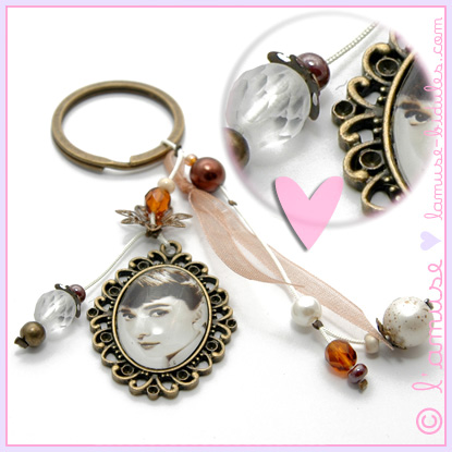 Audrey medallion-key-ring